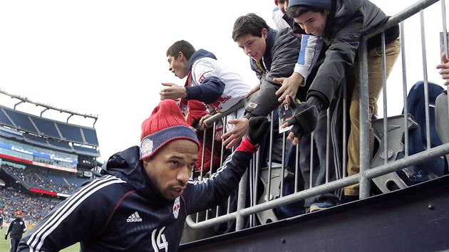 MILEK TRIBUN. Thierry Henry se zdrav s fanouky. 