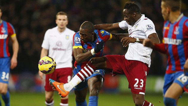 OSTR SOUBOJ. Yannick Bolasie (vlevo) z Crystal Palace se sna uniknout, nohu mu nastavuje Aly Cissokho z Aston Villy. 