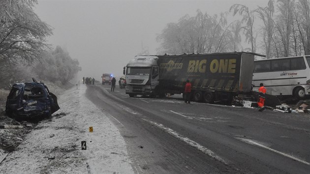 Vn dopravn nehoda osobnho auta, kamionu a autobusu zcela zablokovala dopravu na silnici I/6.
