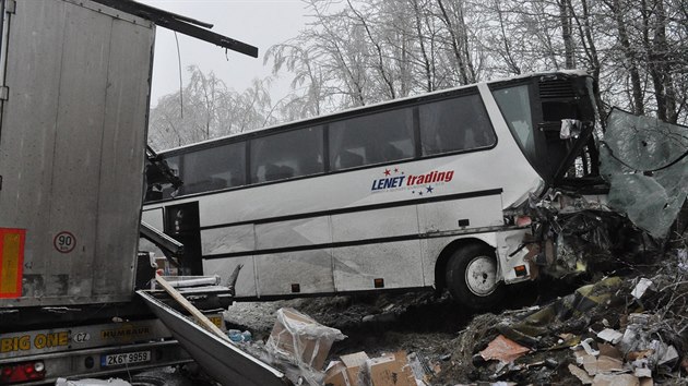 Vn dopravn nehoda osobnho auta, kamionu a autobusu zcela zablokovala dopravu na silnici I/6.