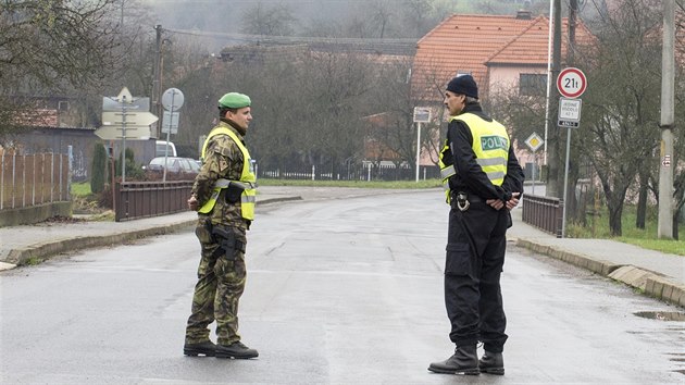 Policist spolen s vojky uzaveli silnici z Vlachovic na Haluzice a Slavin.