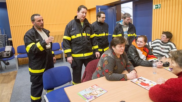 Pi evakuaci mstnch obyvatel do sokolovny ve Slavin pomhali i dobrovoln hasii.