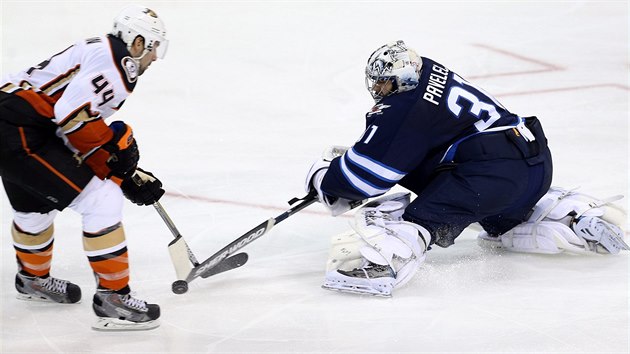 Glman Ondej Pavelec  z Winnipegu el anci  Nata Thompsona z Anaheimu.