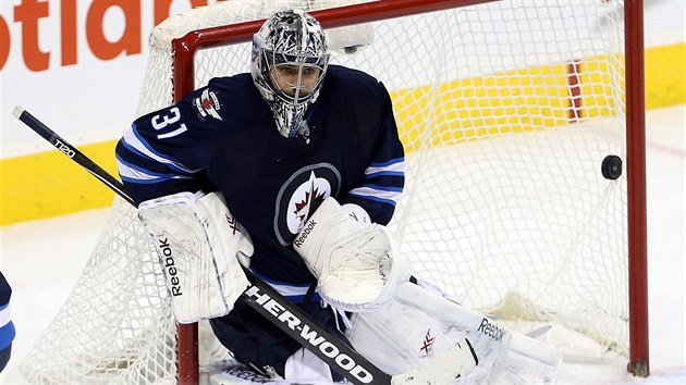 Brank Ondej Pavelec z Winnipegu sleduje puk, kter m za jeho zda. Kyle Palmieri z Anaheimu rozhodl o vhe svho tmu.