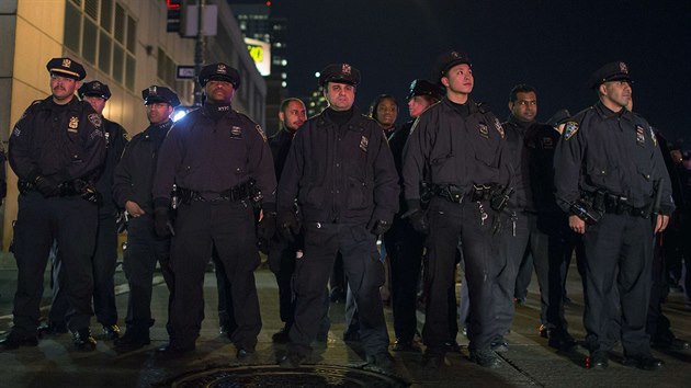 Policist na Staten Islandu v New Yorku pihlej demonstraci proti osvobozujcmu verdiktu nad kolegou, kter nebude obvinn kvli smrti zatenho ernocha.