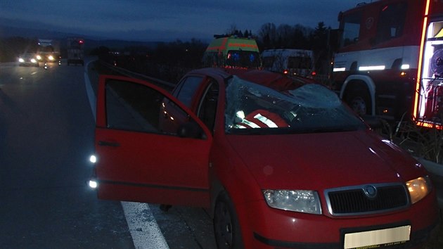 Kolo, kter ultlo z jedoucho nkladnho vozu, na silnici R35 zabilo idie osobnho auta jedoucho v protismru.