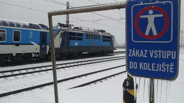 ZAMRZL EXPRES. Kvli ledovce zstal Expres 144 Landek zasekl ve stanici Drahotue stejn jako dal osobn vlak. Cestujc uvznil na 17 hodin.