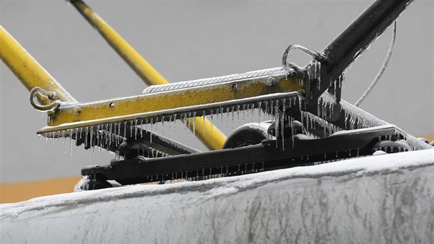 U tet den v Olomouci stoj tramvaje, zamstnanci dopravnho podniku se sna mechanicky odstranit led z trolej. Na pomoc jim vyr posily z Ostravy.