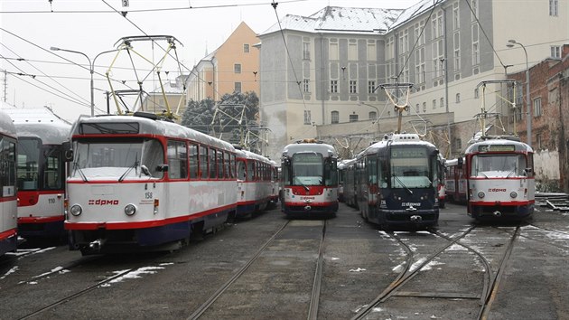 U tet den v Olomouci stoj tramvaje, zamstnanci dopravnho podniku se sna mechanicky odstranit led z trolej. Na pomoc jim vyr posily z Ostravy.