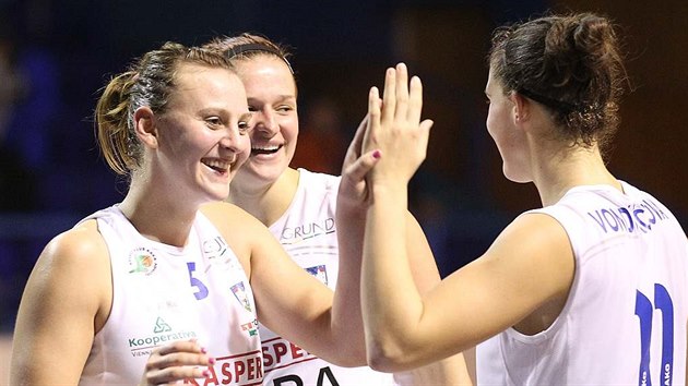 Trutnovsk basketbalistky Andrea Vackov, Andrea Ovskov a Michaela Vondrkov (zleva).