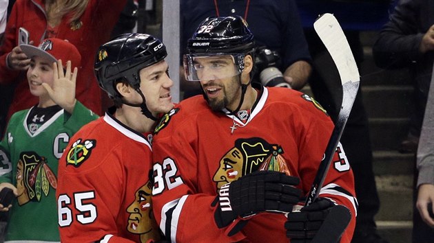 Michal Rozsval (32) a Andrew Shaw (65) slav gl Chicaga.