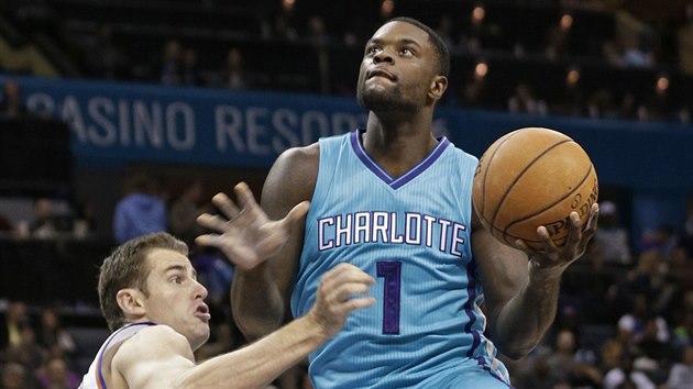 Lance Stephenson (vpravo) z Charlotte si vyskoil na Jasona Smithe z New Yorku.