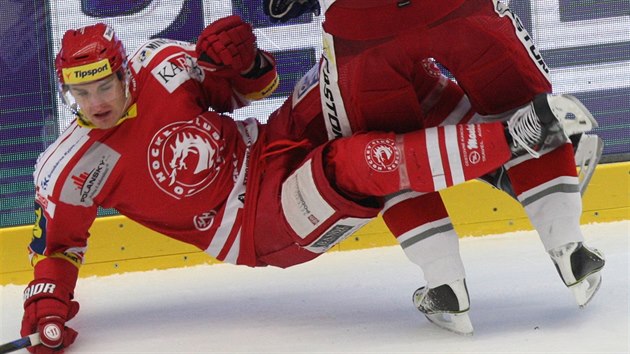 Tineck hokejista Luk ejdl pad po souboji s olomouckou obranou