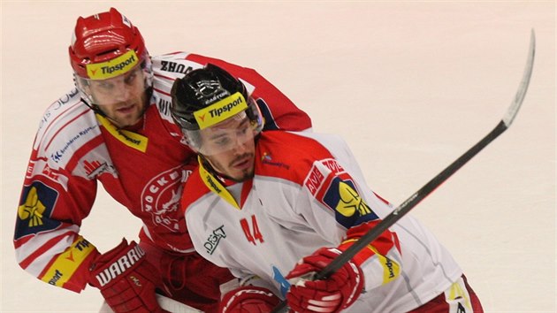 Tineck hokejista Luk Gavlas (vlevo) v souboji s olomouckm Petrem Zuzinem.
