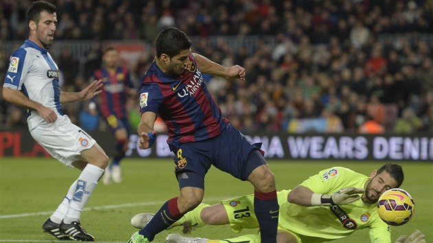 Luis Surez z FC Barcelona se pokou vybojovat m na Kikovi Casillovi, branki Espaolu.