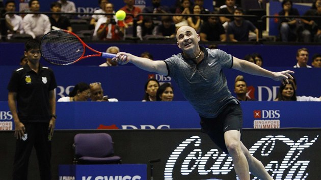 LEGENDA V AKCI. Andre Agassi si zahrl na asijsk lize International Premier Tennis League.