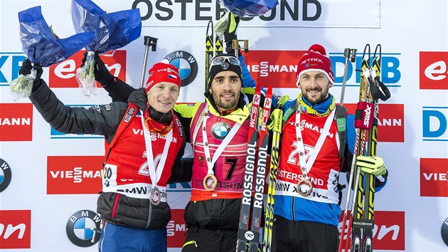 GALERIE VTZ. Desetikilometrov sprint v stersundu ovldl Martin Fourcade (uprosted), druh dojel Ondej Moravec (vlevo) a tet skonil Jakob Fak.