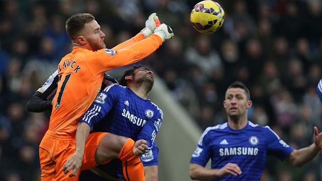 Brank Newcastlu Jak Alnwick (v oranovm) boxuje m do bezpe ped dotrajcm Diegem Costou (uprosted) z Chelsea.