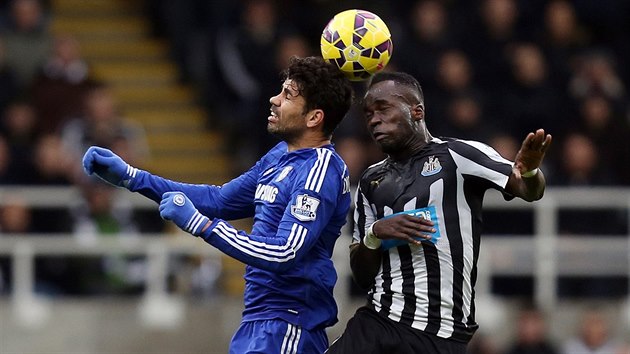 HLAVY U SEBE. O m bojuje Chieck Tiote z Newcastlu (vpravo) s Diegem Costou z Chelsea.