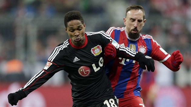 Franck Ribry (vpravo) z Bayernu Mnichov nahn Wendella z Leverkusenu.