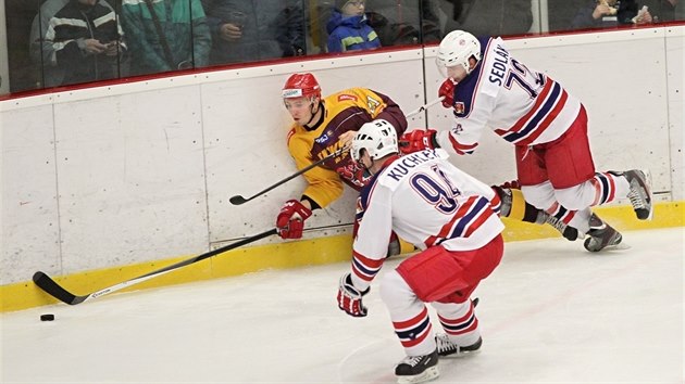Jihlavsk hokejista Martin Kutko se prodr mezi dvma hri Havlkova Brodu.