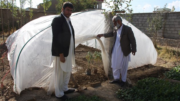 lovk v tsni pomh afghnskm kolm zakldat vlastn farmy