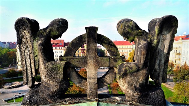 Dominantou nmst je mskokatolick kostel Nejsvtjho Srdce Pn. Autorem je geniln slovinsk architekt Joe Plenik. Mladek mezi kostely byl dokonen v roce 1932 - a takhle se mte, kdy vylezete na stechu.