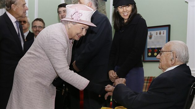 Britsk krlovna Albta II. a Sir Nicolas Winton na nvtv Holyport College nedaleko Maidenheadu (28. listopadu 2014)