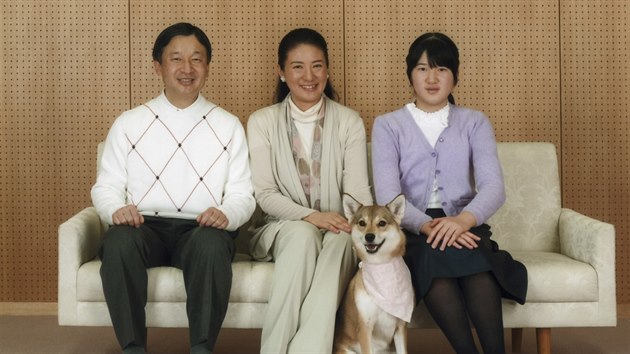 Japonsk korunn princ Naruhito, jeho manelka princezna Masako a jejich dcera princezna Aiko (Tokio, 30. listopadu 2014)