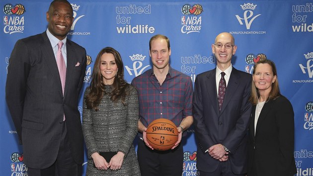 Bval basketbalista Dikembe Mutombo, vvodkyn Kate, princ William, komision NBA Adam Silver a vkonn viceprezidentka NBA Kathleen Behrensov (New York, 8. prosince 2014)