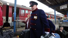 Na hlavním nádraží v Bratislavě pomáhají cestujícím se zavazadly bezdomovci (8.... Na hlavním nádraží v Bratislavě pomáhají cestujícím se zavazadly bezdomovci (8....