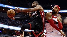 Ve vzduchu se vznáí Dwyane Wade z Miami, tlo mu nastavuje Drew Gooden z...