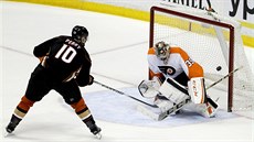 Corey Perry z Anaheimu svj nájezd promnil. Branká Steve Mason z Philadelphie...