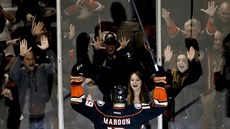 JÁSEJTE SE MNOU. Patrick Maroon z Anaheimu se dlí s diváky o radost z gólu.