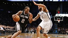 Kawhi Leonard ze San Antonia zkouí utéct ped písným pohledem i obranou...