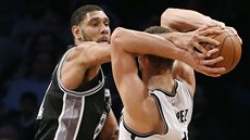 Mí za hlavou se snaí ukrýt Brook Lopez z Brooklynu, sápe se na nj Tim Duncan...