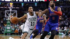 Evan Turner z Bostonu upaluje s míem smrem ke koi Detroitu. Pekákou je...