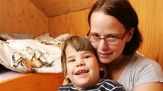 Žaneta Hudcová s dcerou Terezkou v jejím pokojíčku. Žaneta Hudcová s dcerou Terezkou v jejím pokojíčku.