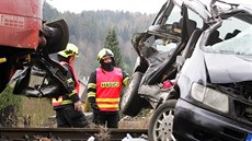 Na železničním přejezdu v Tepličce na Karlovarsku se srazil vlak s dodávkou. Na železničním přejezdu v Tepličce na Karlovarsku se srazil vlak s dodávkou.