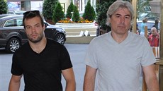 Bývalý hokejista Leo Gudas (vpravo) přichází se synem Radkem, který teď válí v... Bývalý hokejista Leo Gudas (vpravo) přichází se synem Radkem, který teď válí v...
