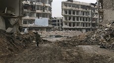 Mu jde po poniené oblasti Aleppa (6. prosince 2014).