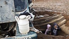 Děti se schovávají v Kobani (22. listopadu 2014). Děti se schovávají v Kobani (22. listopadu 2014).
