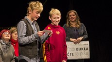 Malí fotbalisté Dukly během křtu kalendáře v divadle Ypsilon poděkovali hercům,... Malí fotbalisté Dukly během křtu kalendáře v divadle Ypsilon poděkovali hercům,...