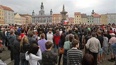 Lidé chodili kvli nepokojm na sídliti Máj demonstrovat na hlavní budjovické...