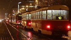 Namrzlé trolejové vedení zpsobilo kolaps tramvajové dopravy v Praze.