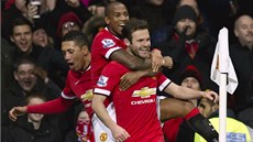 RADOST. Juan Mata slaví gól se spoluhráči s Manchesteru United. RADOST. Juan Mata slaví gól se spoluhráči s Manchesteru United.