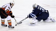 Gólman Ondřej Pavelec z Winnipegu čelí šanci Nata Thompsona z Anaheimu. Gólman Ondřej Pavelec z Winnipegu čelí šanci Nata Thompsona z Anaheimu.