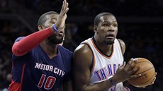 Kevin Durant (vptravo) z Oklahomy se snaží obejít detroitského Grega Monroea. Kevin Durant (vptravo) z Oklahomy se snaží obejít detroitského Grega Monroea.