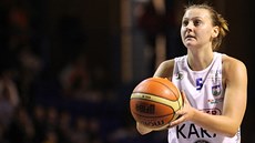 Trutnovská basketbalistka Andrea Vacková při střelbě trestného hodu. Trutnovská basketbalistka Andrea Vacková při střelbě trestného hodu.