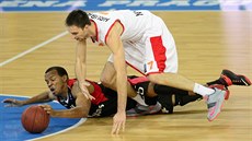 O odražený míč bojují William Hatcher (dole) z Charleroi a nymburský Vojtěch... O odražený míč bojují William Hatcher (dole) z Charleroi a nymburský Vojtěch...